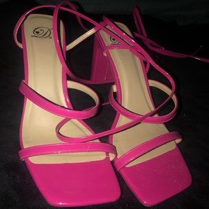 I have no clue on what the brand is but they are super cute and very comfortable